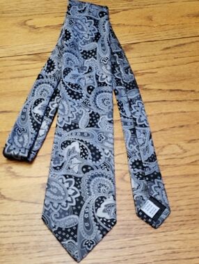 Geoffrey Beene Black & Gray Paisley Silk Tie